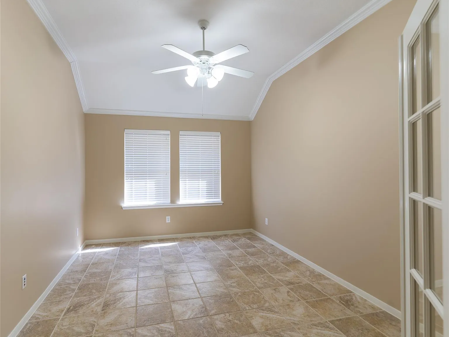 3 bed, 2.0 bath, 2409 sqft, $2,300 — Photo 4