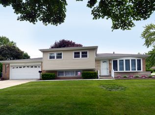 1719 W Martha Ln, Mount Prospect, IL 60056