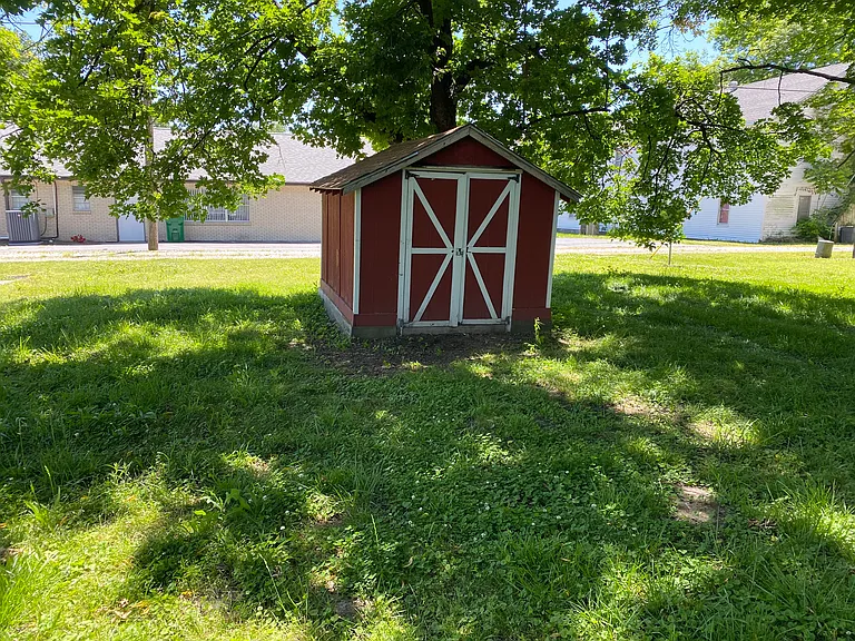 208 E Maiden Ln — Photo 29