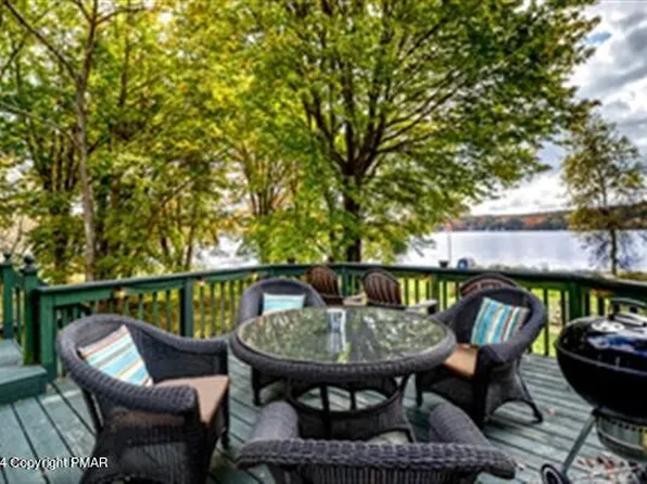 7726 Lake Shore Dr, Pocono Lake, PA 18347