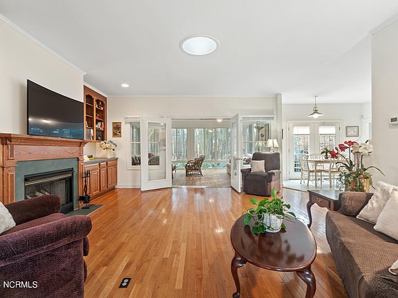 4th image of 137 Waccamaw Drive