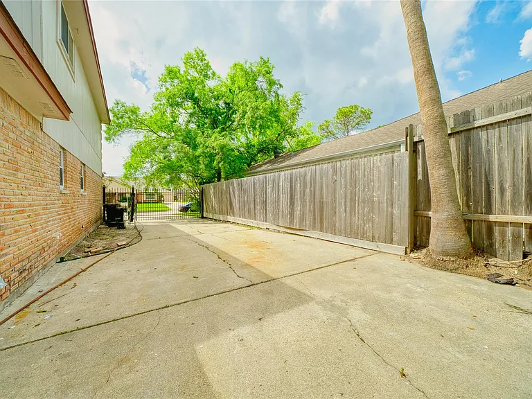 7914 Oakington Dr — Photo 32
