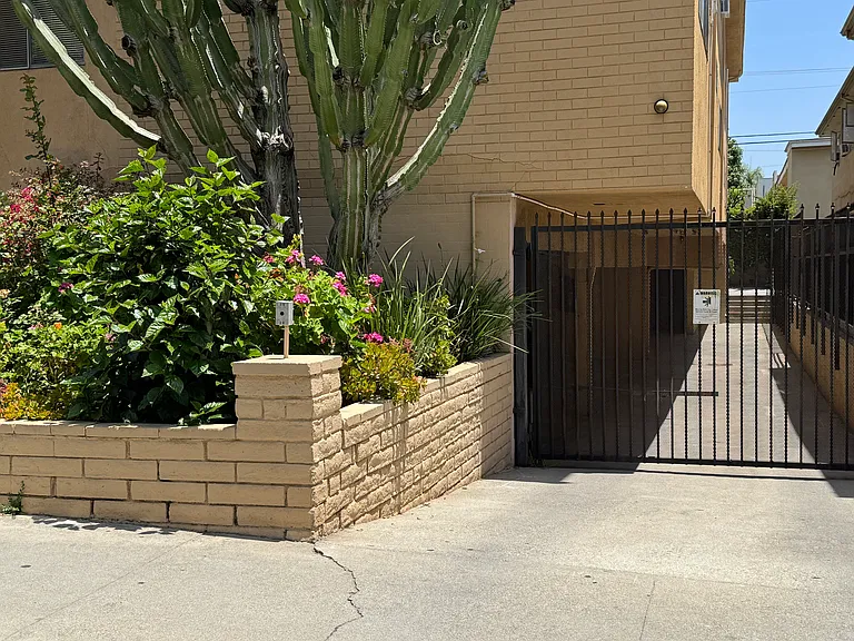 1040 N Laurel Ave #5 — Photo 34