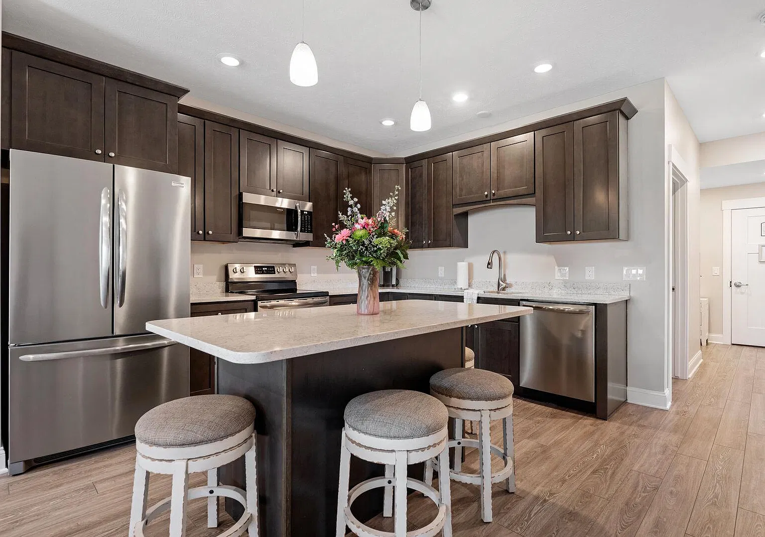 2 bed, 1600 sqft, $2,600 — Photo 2