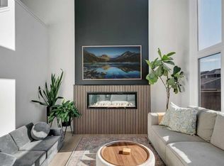 20 Edith Cres NW, Calgary, AB T3R2C3