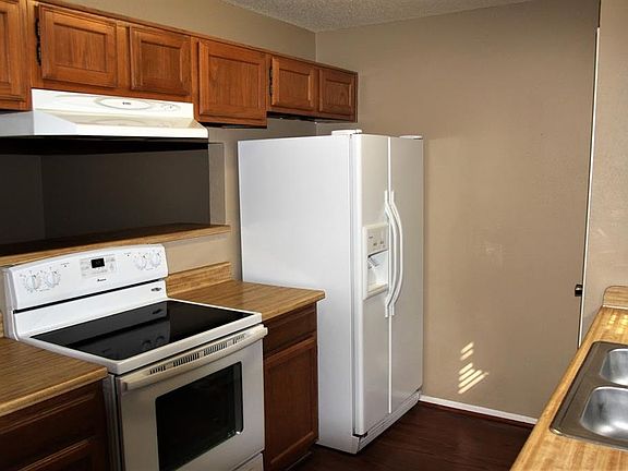 3rd image of 218 Samuel Blvd APT 5E