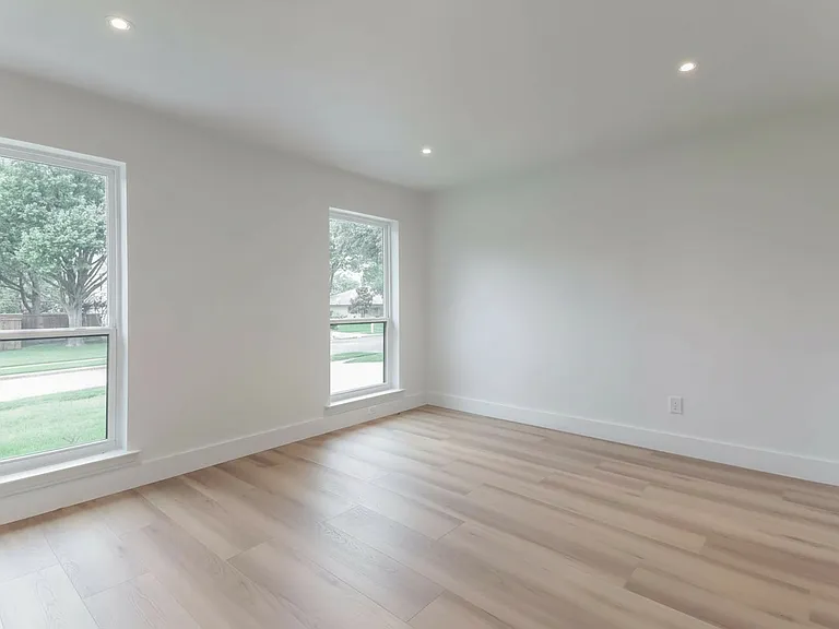 2418 Grandview Dr — Photo 6
