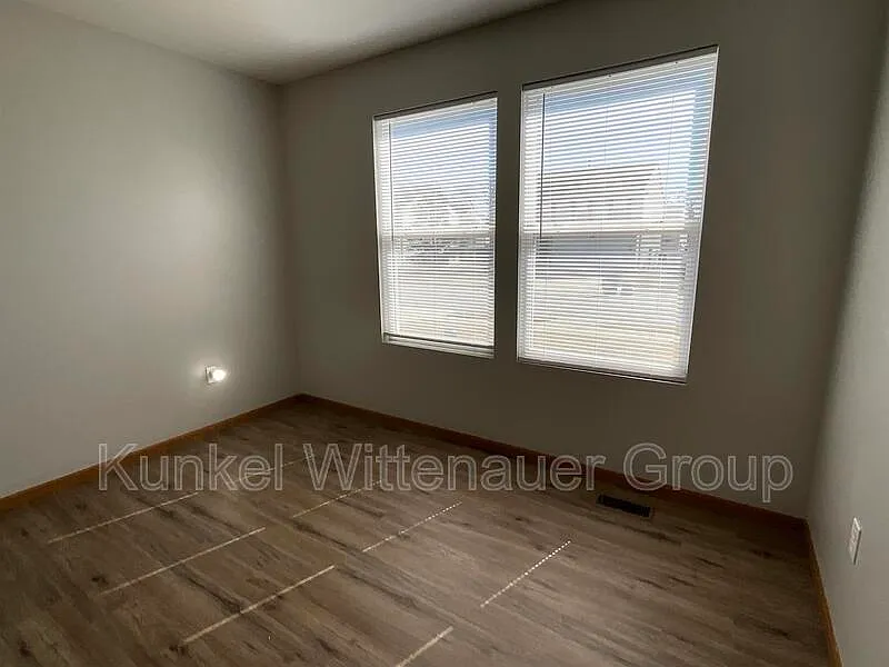 4 bed, 2.5 bath, 2400 sqft, $1,950 — Photo 4