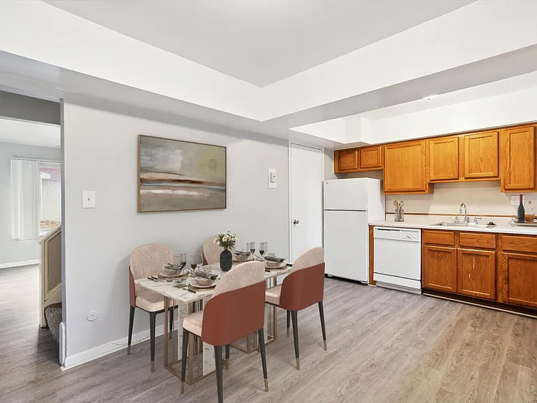 Village Grove Apartments — Photo 37