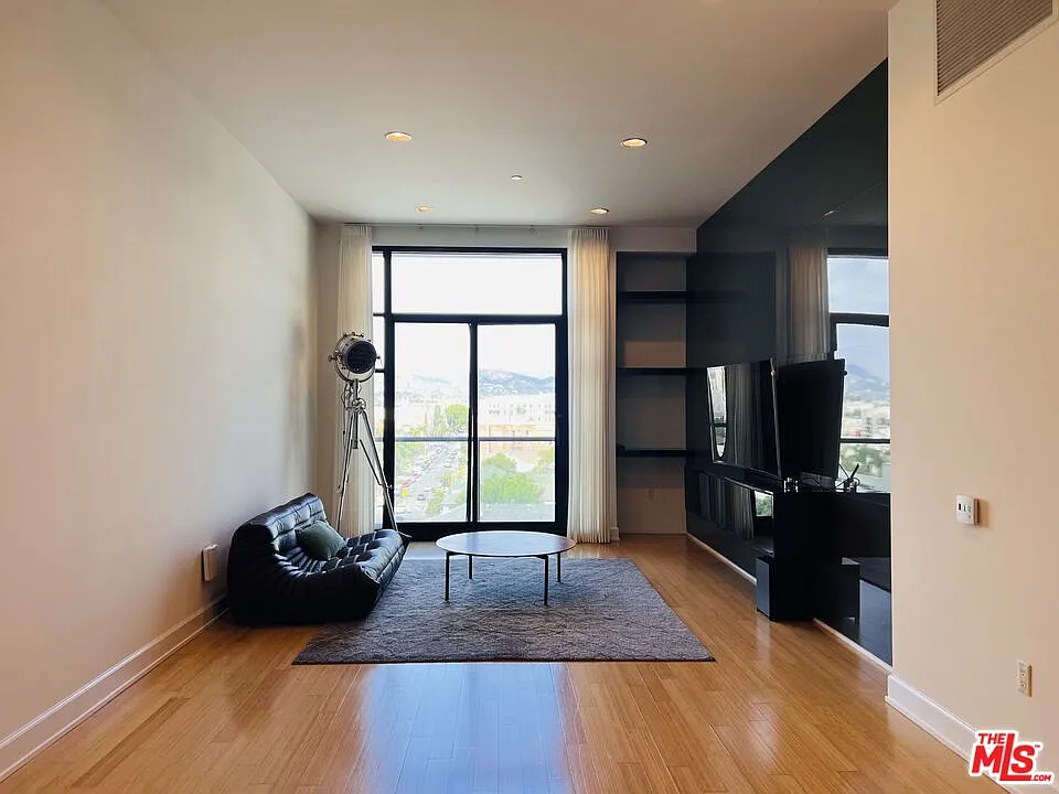 2 bed, 2.0 bath, 1690 sqft, $3,700 — Photo 3