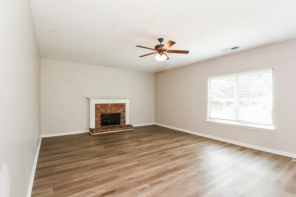 4 bed, 2.5 bath, 2100 sqft, $2,065 — Photo 4