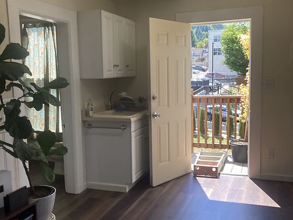 3rd image of 612 E Magnolia St #201