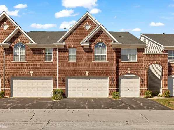 76 Fulbright Ln, Schaumburg, IL 60194