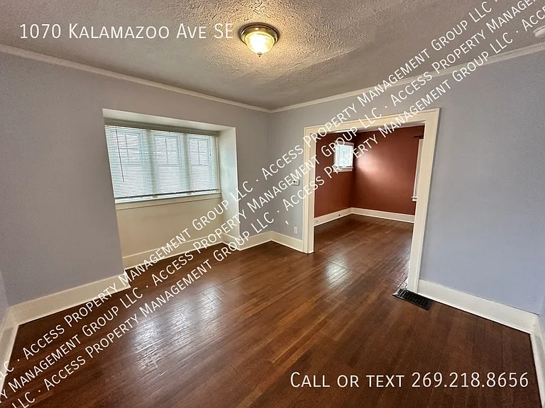 1070 Kalamazoo Ave SE — Photo 9