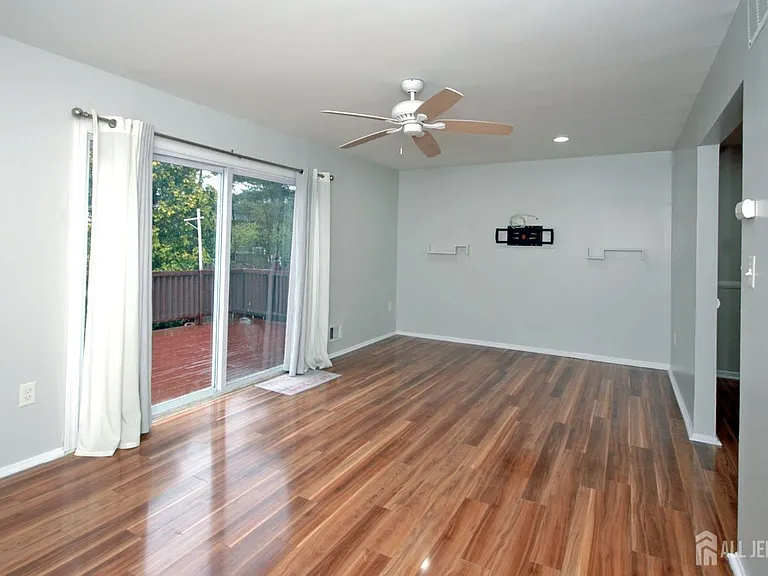 4 White Oaks Dr — Photo 5