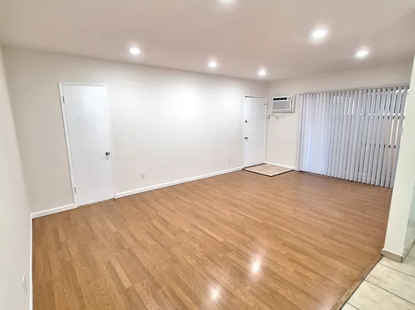 Oxnard Gardens, 14015 Oxnard St #6, Van Nuys, CA 91401