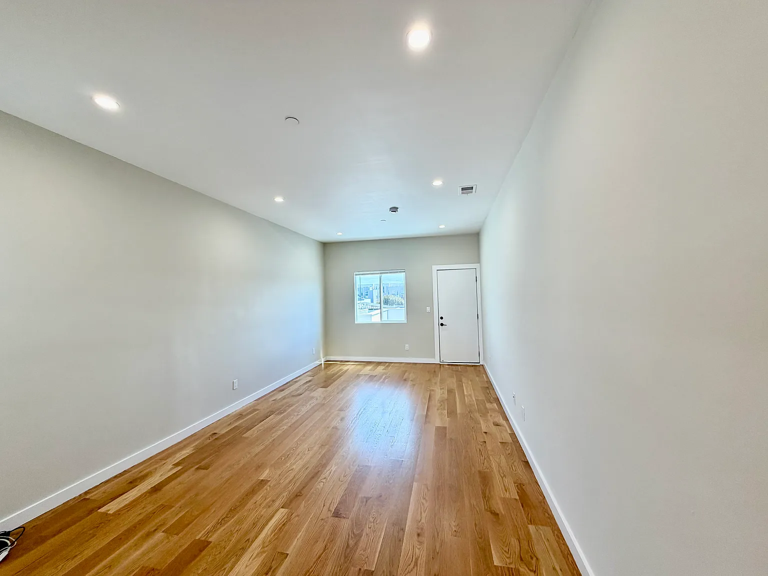 2 bed, 1069 sqft, $4,900 — Photo 2