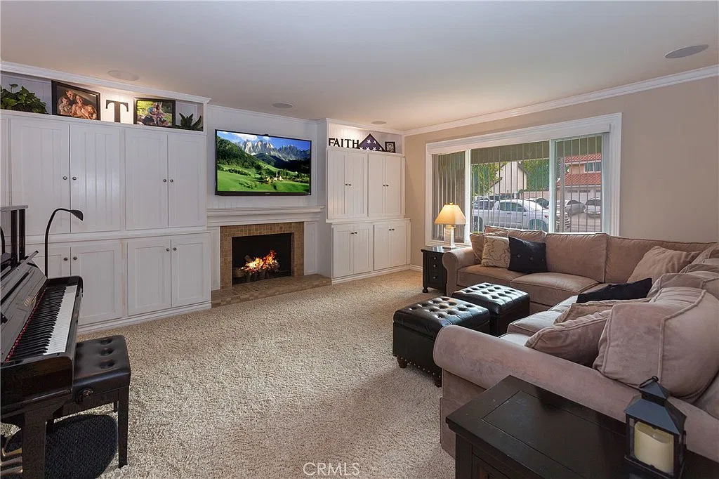 4 bed, 2040 sqft, $6,995 — Photo 2