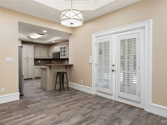 5th image of 413 E Wisteria Ave