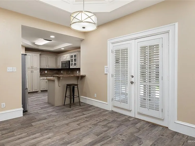 413 E Wisteria Ave — Photo 5