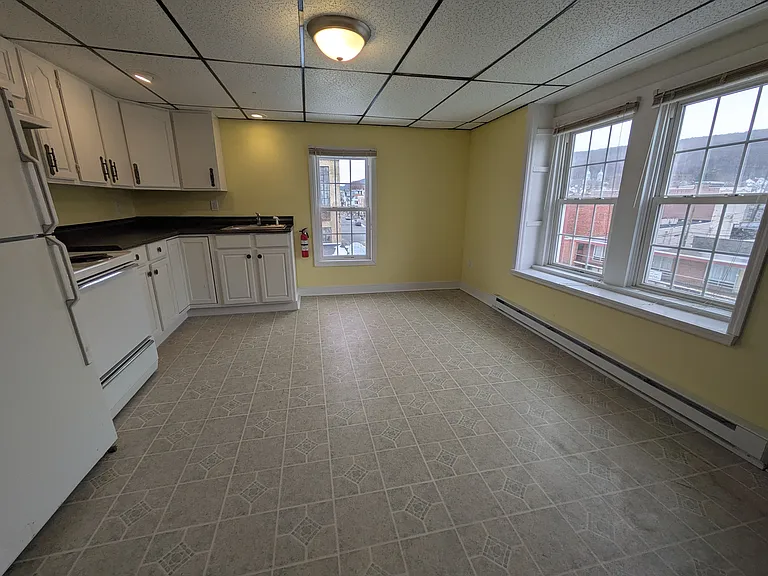 51 S Maple St #7 — Photo 2