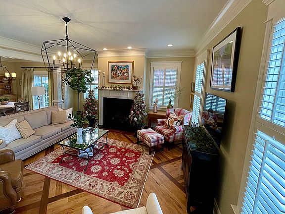 Living room w/gas fireplace