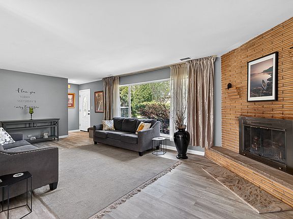 2nd image of 1931 Oakwood Rd