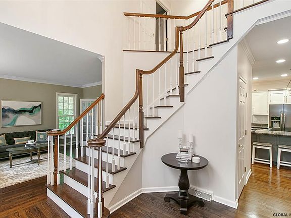 3rd image of 10 Winding Brook Dr