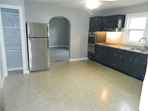 5th image of 323 Highlawn Ave