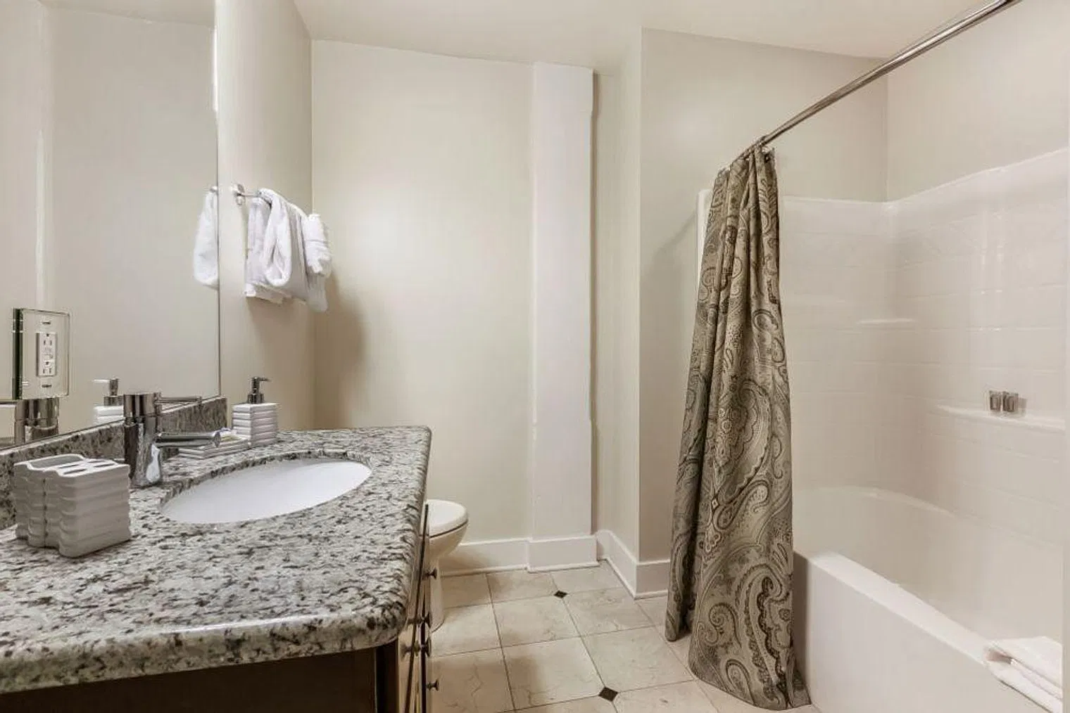 1 bed, 1.0 bath, 645 sqft, $4,416 — Photo 3