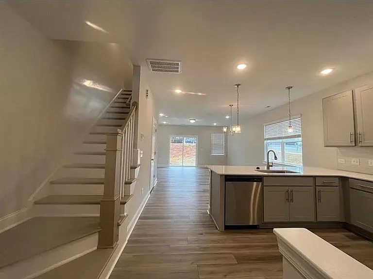 330 Old Grove Ln — Photo 3