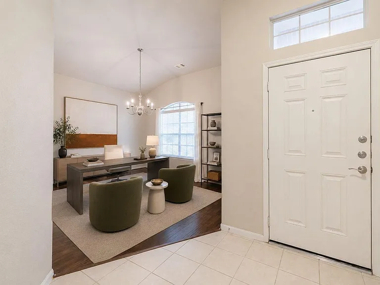 2419 Marquette Trl — Photo 2