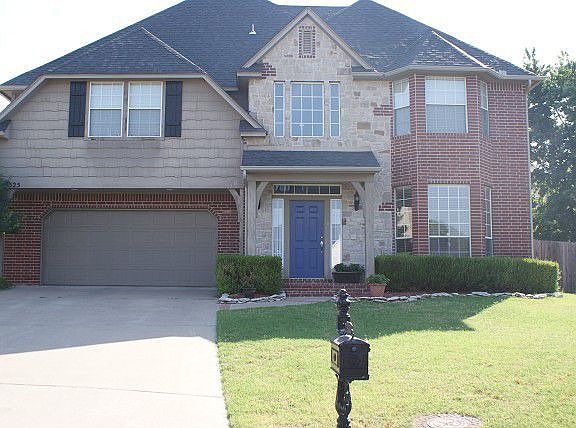 Beautiful south Tulsa home located in cul de sac.