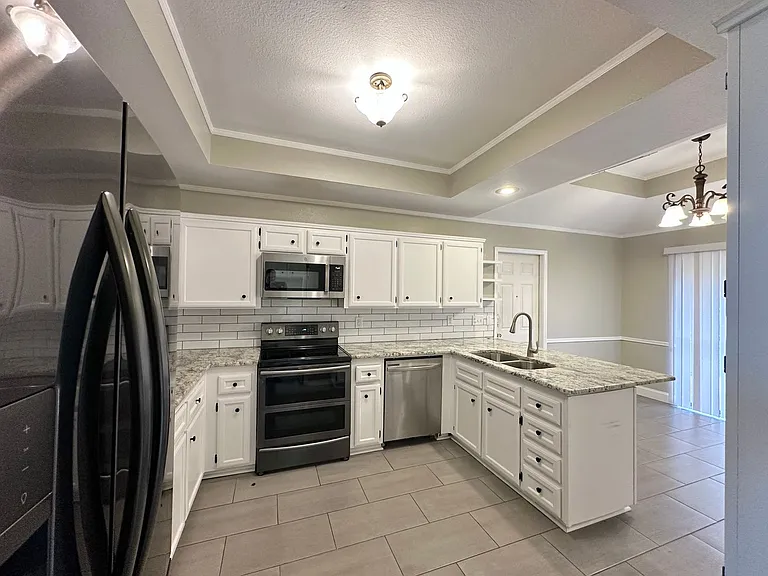1818 Diana Ln — Photo 15