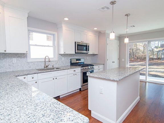5th image of 8 Esher Ct