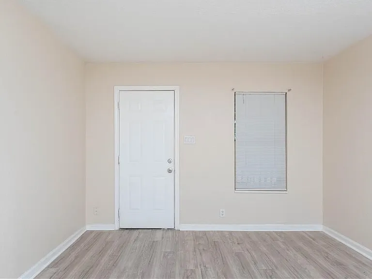 1217 Baywood Ln — Photo 4