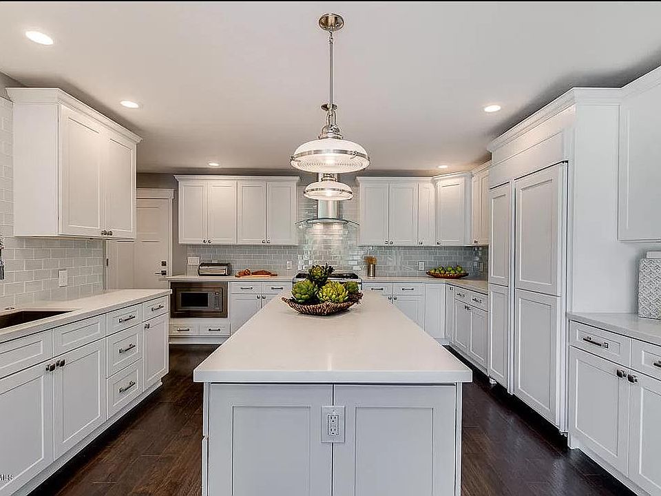 Stunning Chef's Kitchen with white quartz countertops
