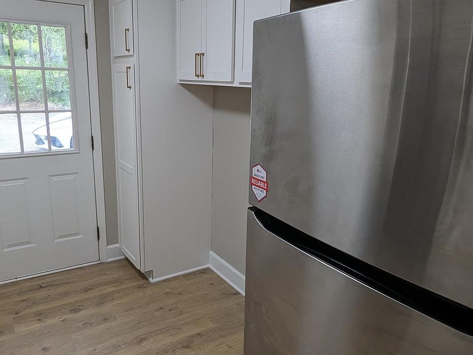 Another angle of the kitchen. The washer/dryer go between the pantry (end left) and the fridge (end right).