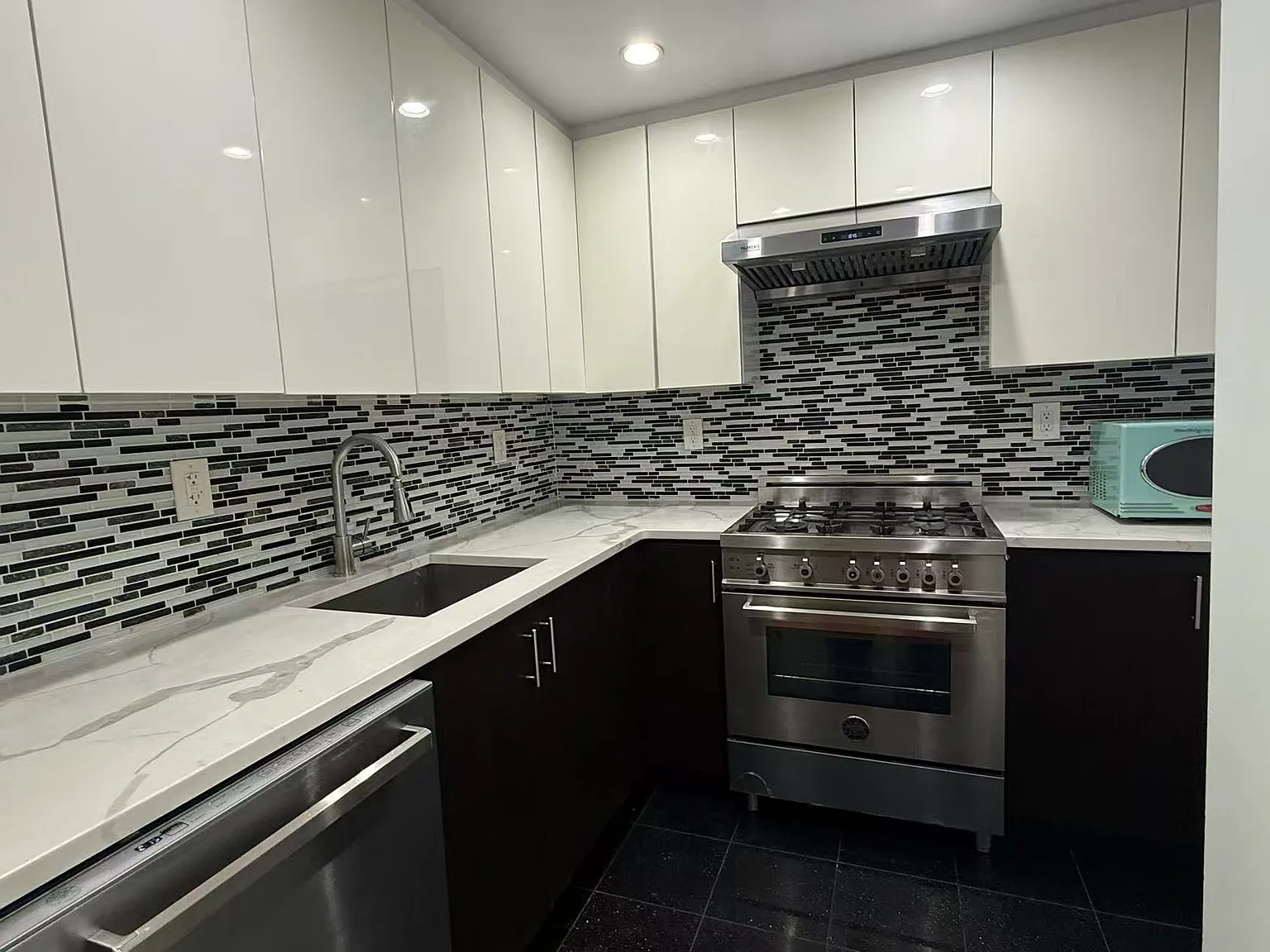 2 bed, 750 sqft, $3,100 — Photo 4