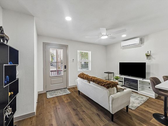 4th image of 1224 Welch St #1