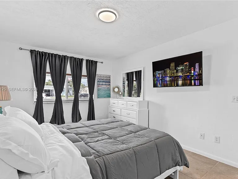 1430 NE 11th St #1430 — Photo 6