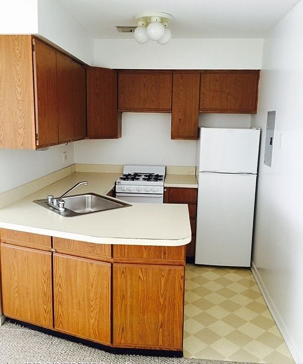 1st image of 5423 N Winthrop Ave APT 303