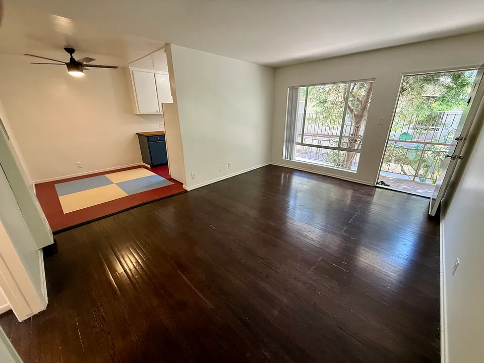 5525 Carlton Way Apartments