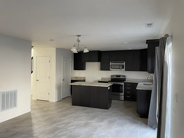 1118 W Stonehaven Dr — Photo 2