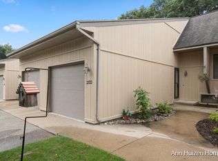 2722 Sandstone Ter NE, Grand Rapids, MI 49525