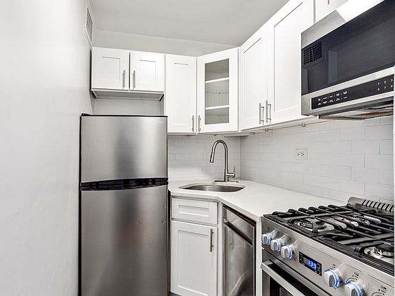 4th image of 150 E 37th St APT 10G