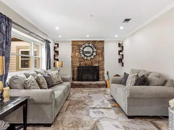 605 Lake Court #605, Middle Island, NY 11953