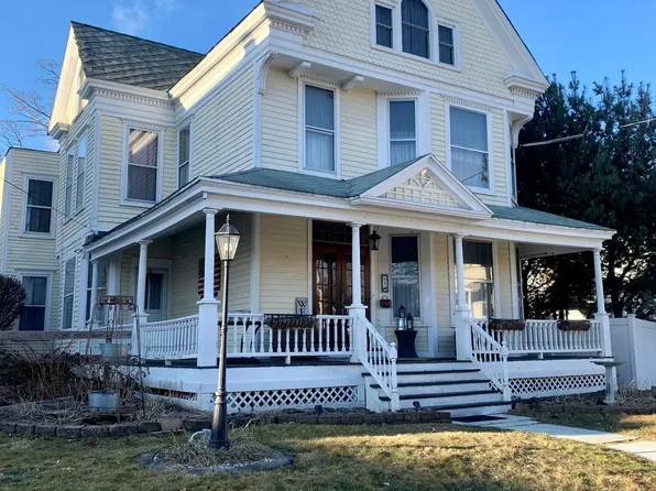 8 Fairview Ave, Waterford, NY 12188