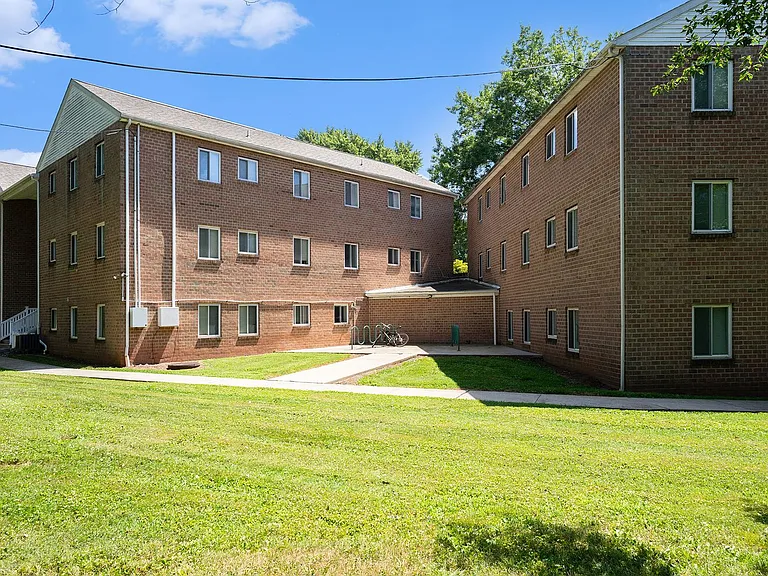 Maple Court Apartments — Photo 31