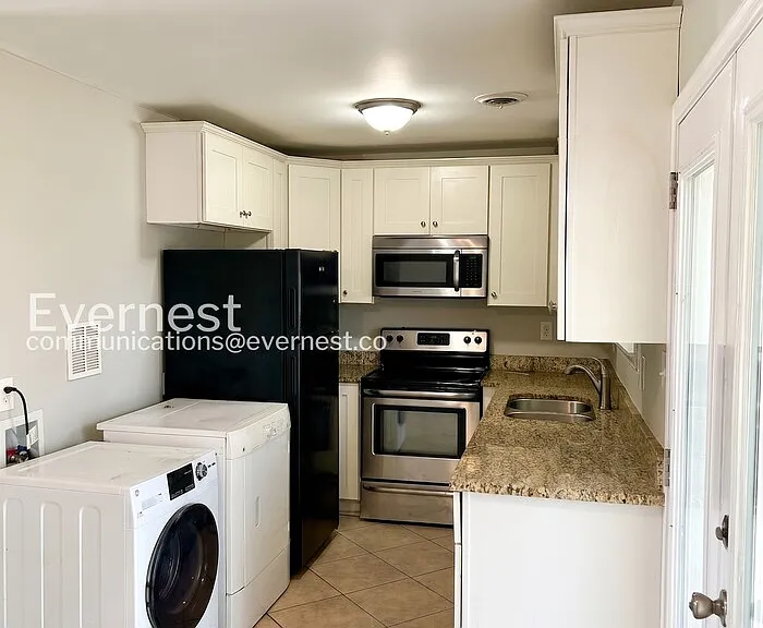 1252 W Moore St — Photo 4